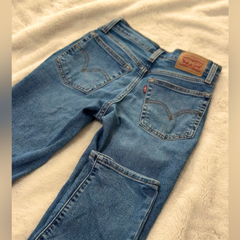 Woman’s Levi Wedgie Straight 24